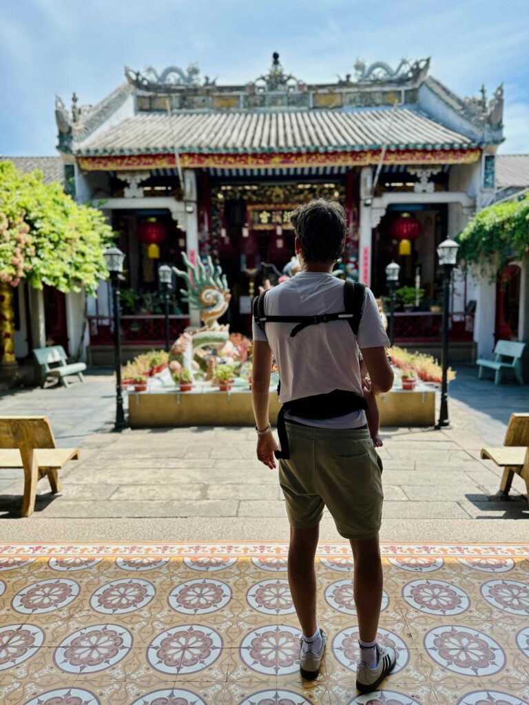 Papa met draagzak bij Cantonese Assembly Hall in Hoi An, Vietnam