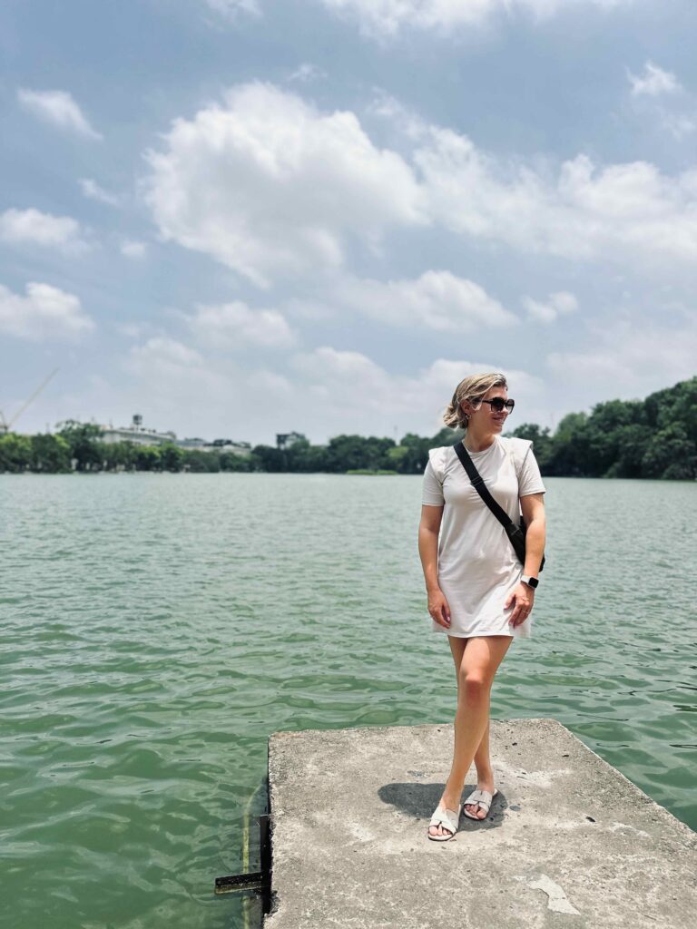 Foto met uitzicht op het Hoan Kiem Lake in het centrum van Hanoi, Vietnam