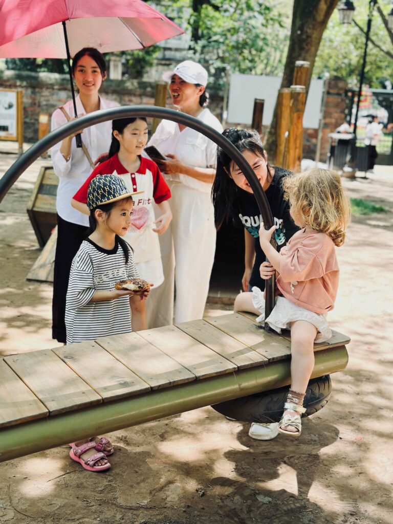 Veel aandacht voor blonde kindjes in Hanoi, Vietnam