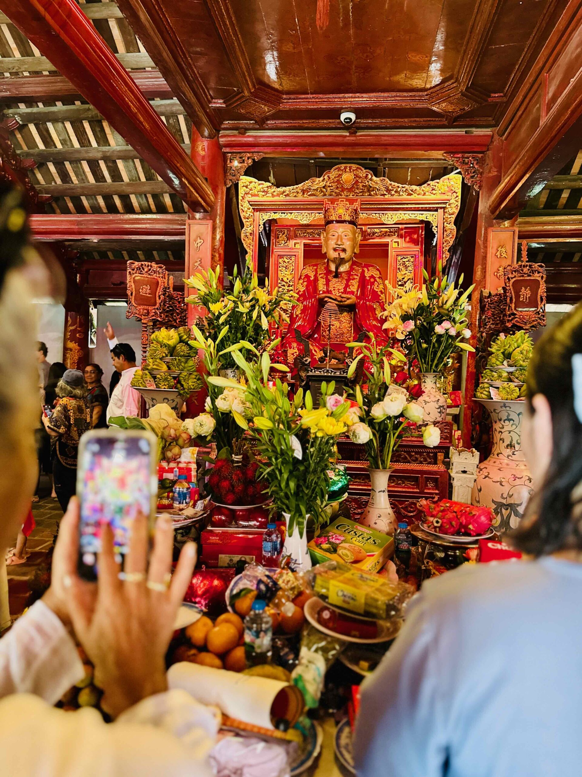 Beeld van een heilige in Temple of Literature in Hanoi, Vietnam