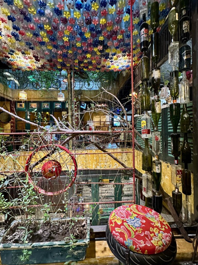 Kleurrijk en speciaal interieur van het Hidden Gem Café in Hanoi, Vietnam