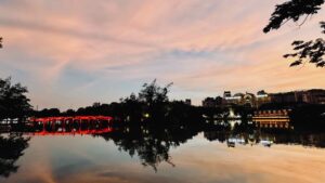 Zonsondergang bij Hoan Kiem Lake in Hanoi, Vietnam