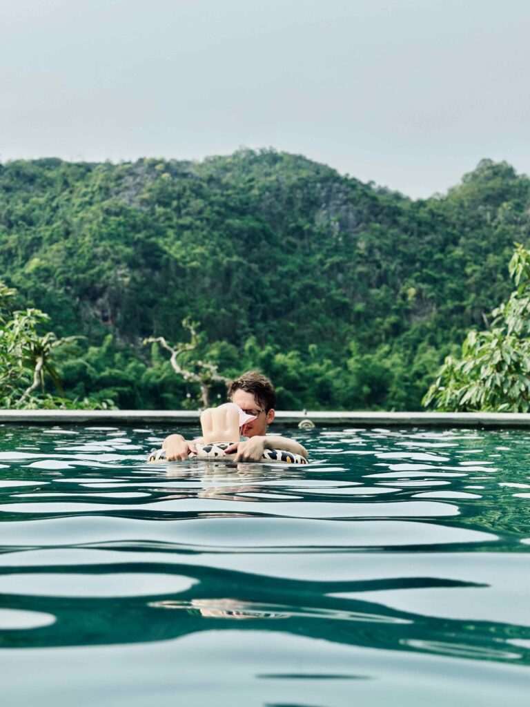Zwemmen met baby op hotel met uitzicht in Cat Ba, Vietnam