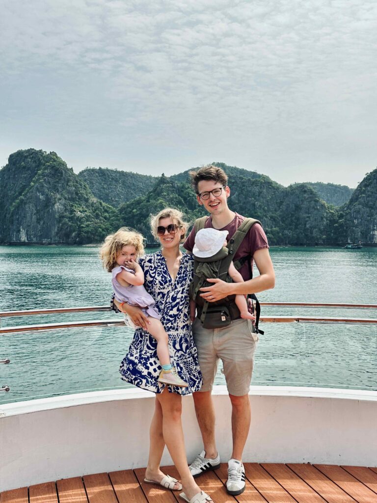 Gezin van vier in Halong Bay, Vietnam
