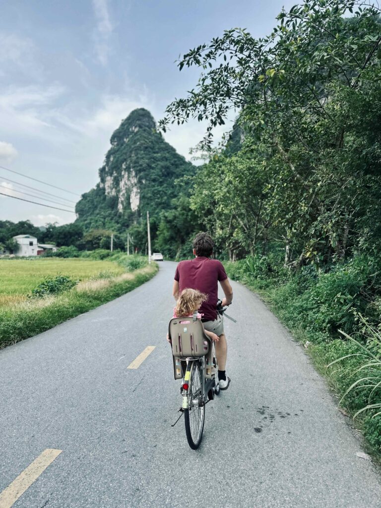 Fietstocht door de rijstvelden met kinderen in Ninh Binh, Vietnam