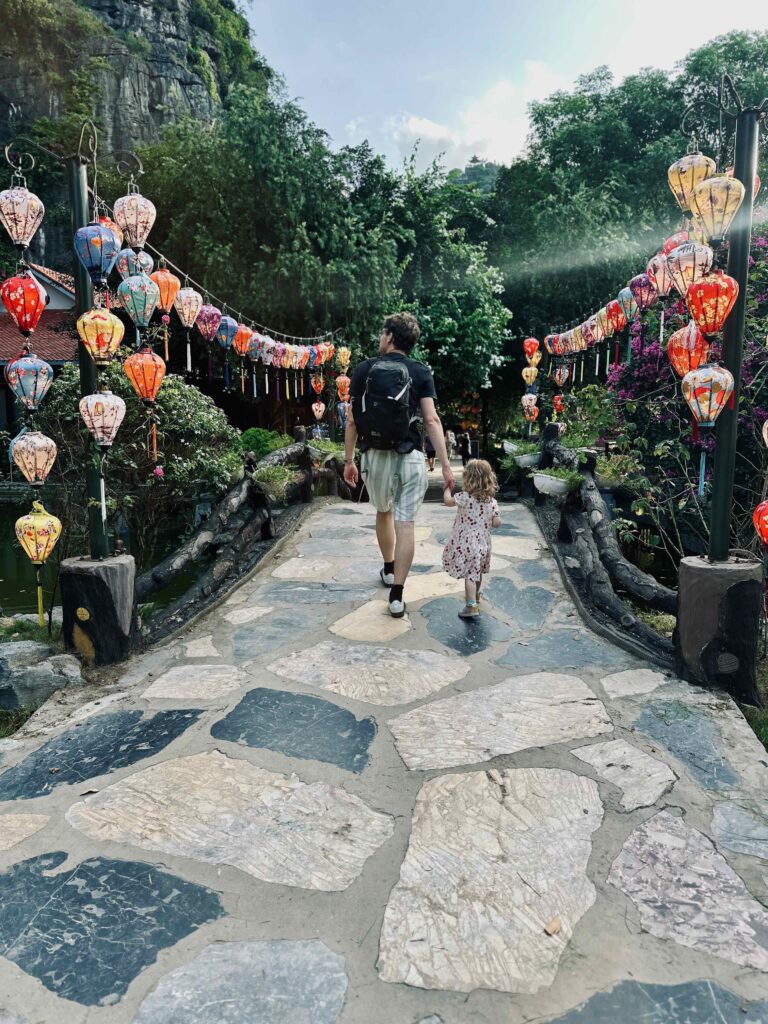 Verre reizen met kleine kinderen zorgt voor verbinding - Ninh Binh, Vietnam