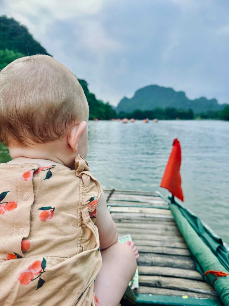 Boottochtje met kinderen op het meer in het Trang An complex in Ninh Binh, Vietnam