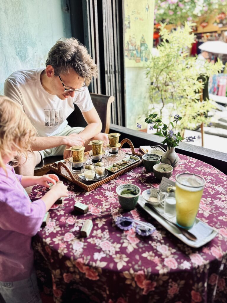 Coffee tasting bij Reaching out Tea House in Hoi An, Vietnam