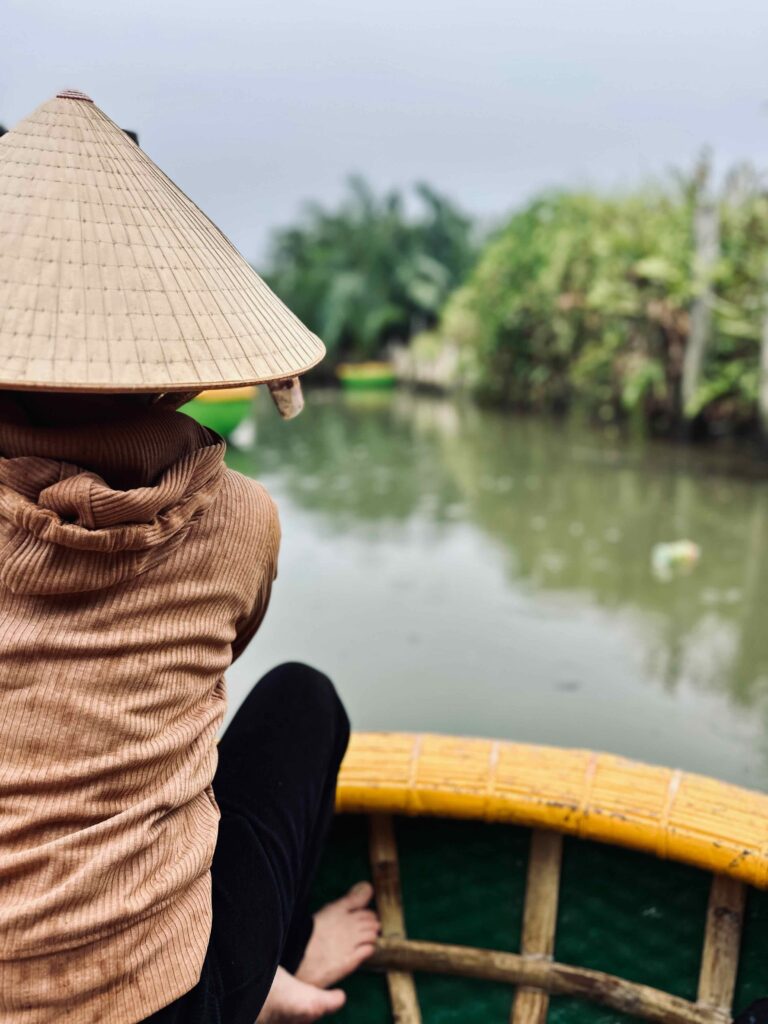 Coconut boat tour tijdens een regenachtige dag in Hoi An, Vietnam