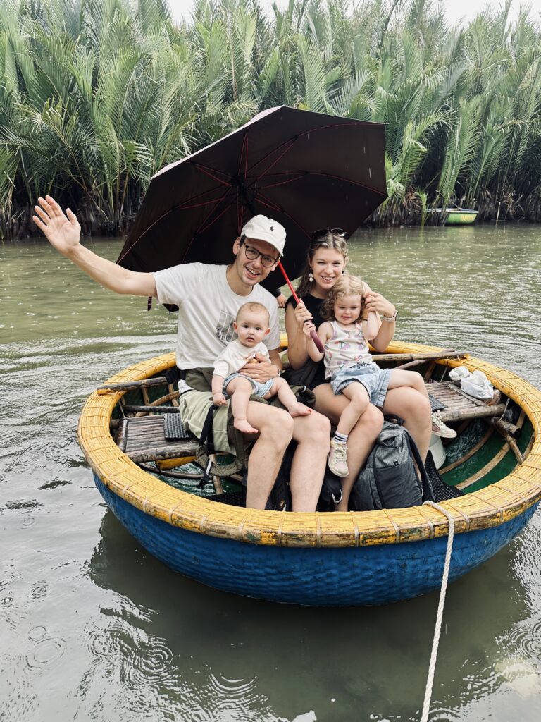 Samen in een geweven bootje op de Coconut Basket tour nabij Hoi An, Vietnam