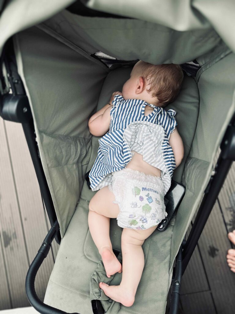 Baby doet dutjes in een kinderwagen