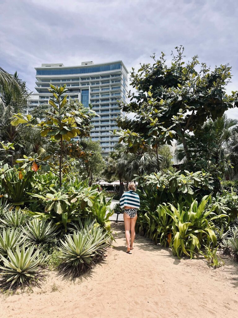 Wandelen op het strand met baby in Hoi An, Vietnam