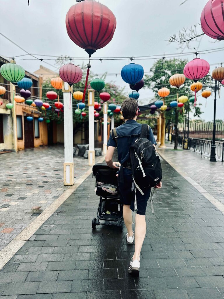 Wandelen met buggy door het grote VinWonders nabij Hoi An, Vietnam